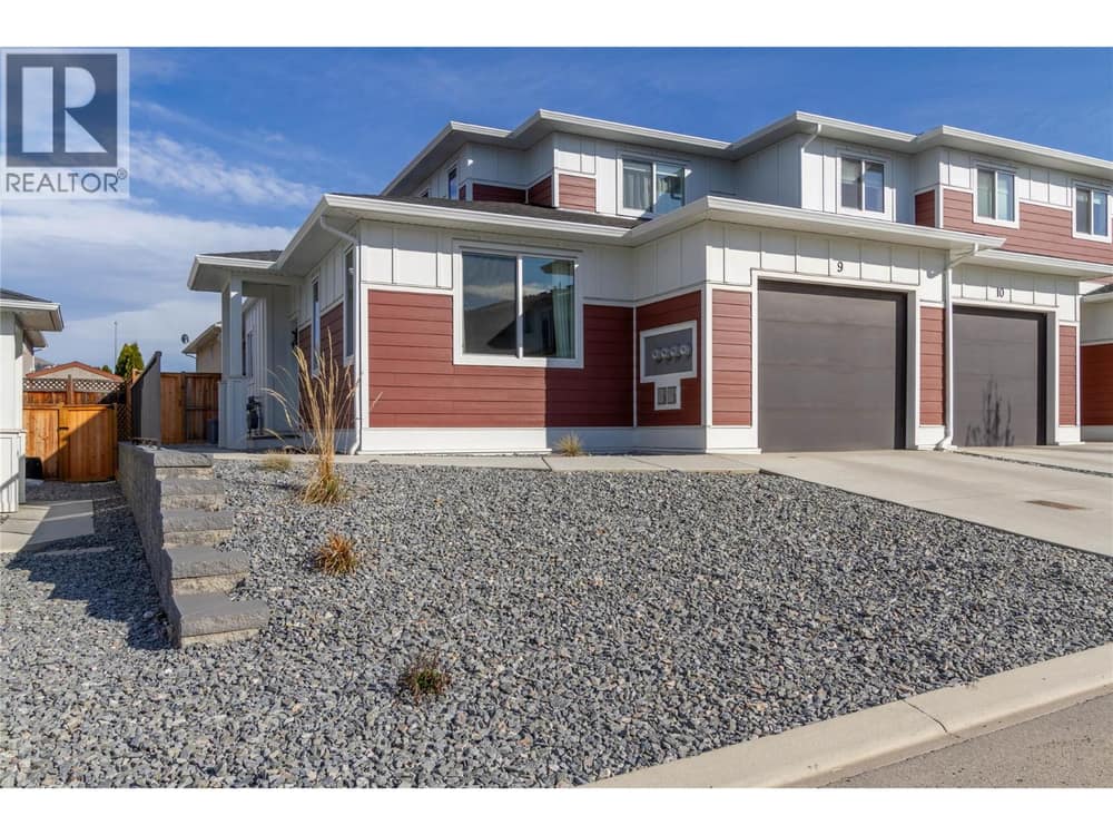Welcome to 9 1999 15 Avenue in Hillview Heights.
