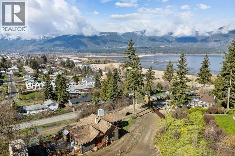 1321 10 Avenue NE, Salmon Arm