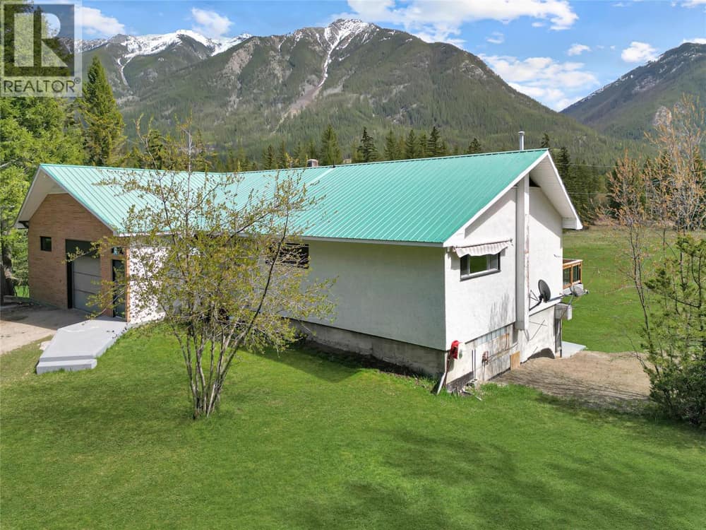 2 level home on 10.1 acres, Skookumchuck