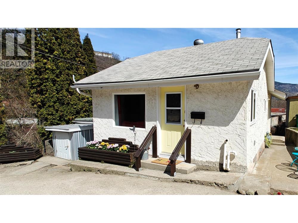 521 TURNER Street, Warfield