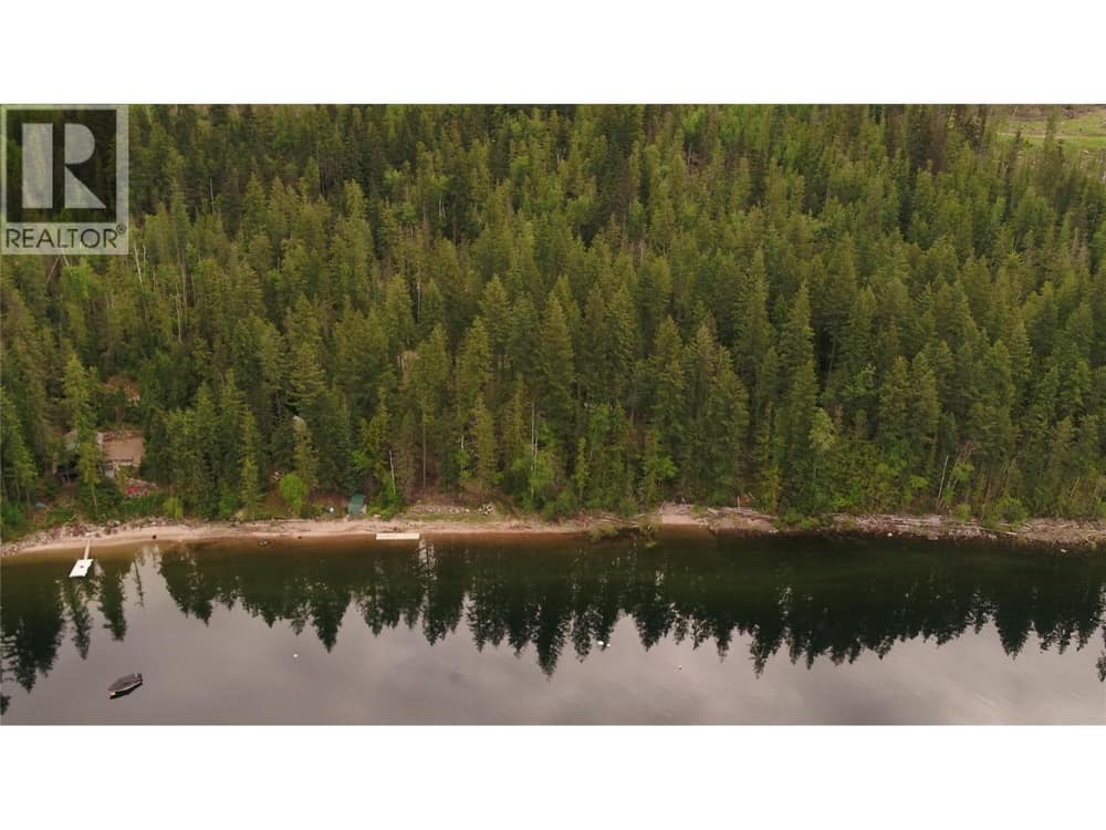 130 feet of lakefront beach with boat access