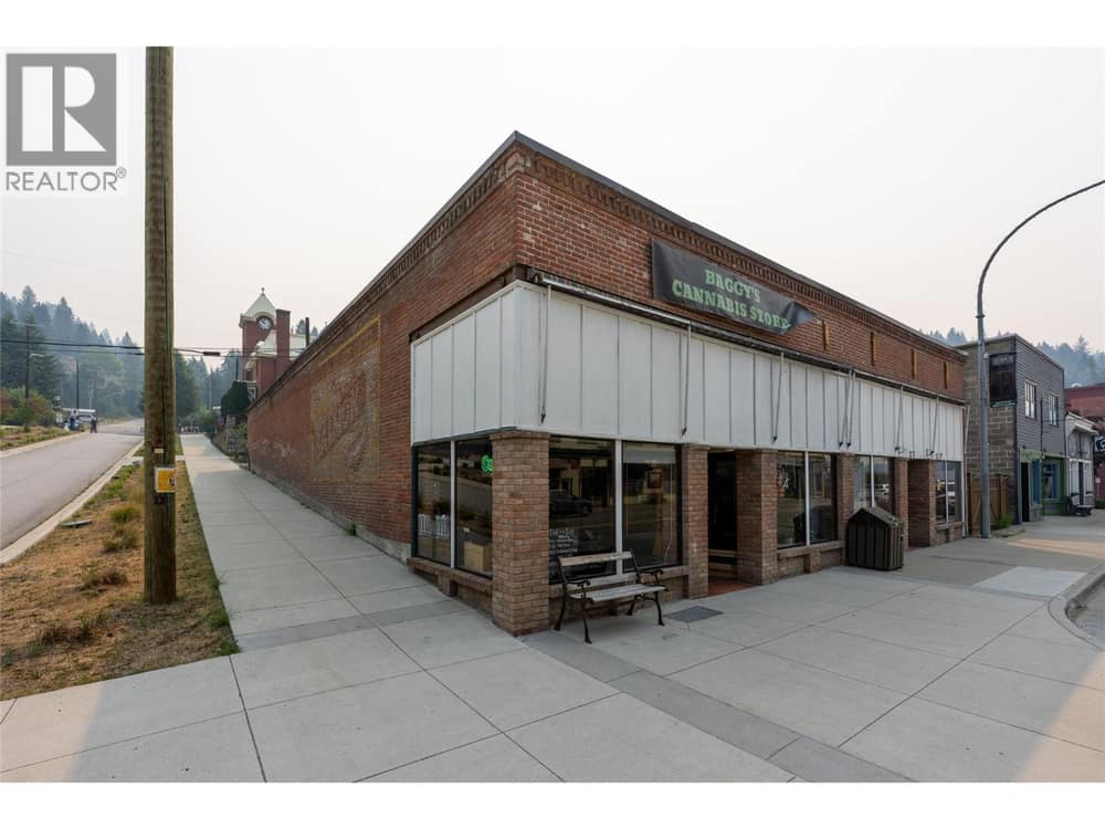 302 Copper Avenue S, Greenwood