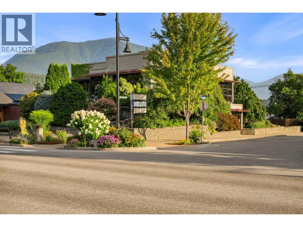 218A Broadway Street W, Nakusp