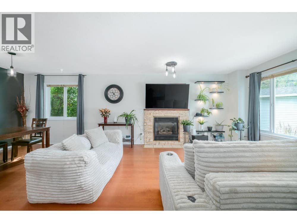 Welcome to 2643 Applegreen Court!! Bright and cozy living room area w/new shelving w/lighting perfect for plants!