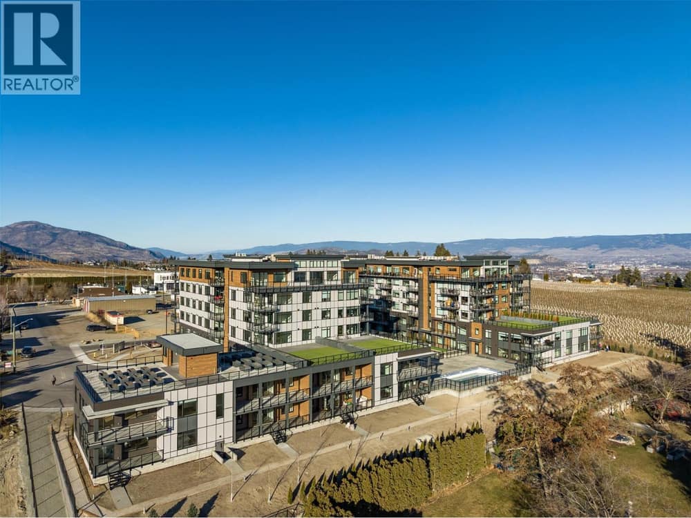 Residence of Lakeview Village - fantastic amenities!