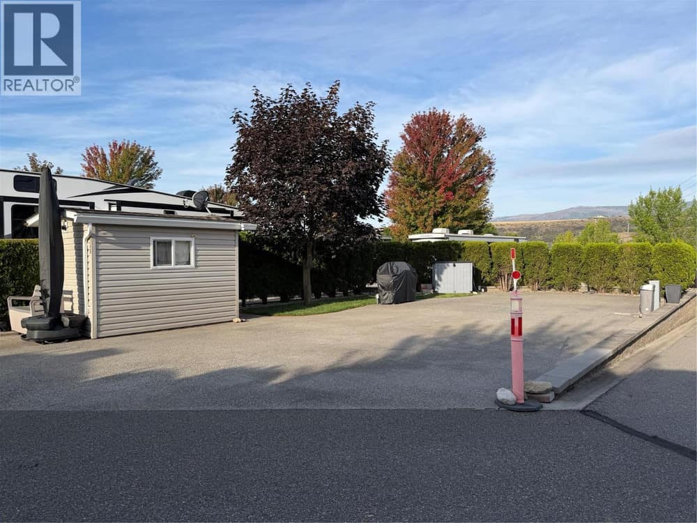 Other corner view, room for a large RV, or a Park model home?