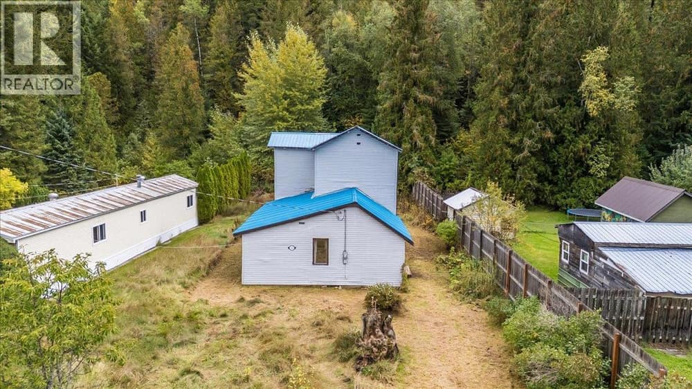 1427 Airport Road, Salmo