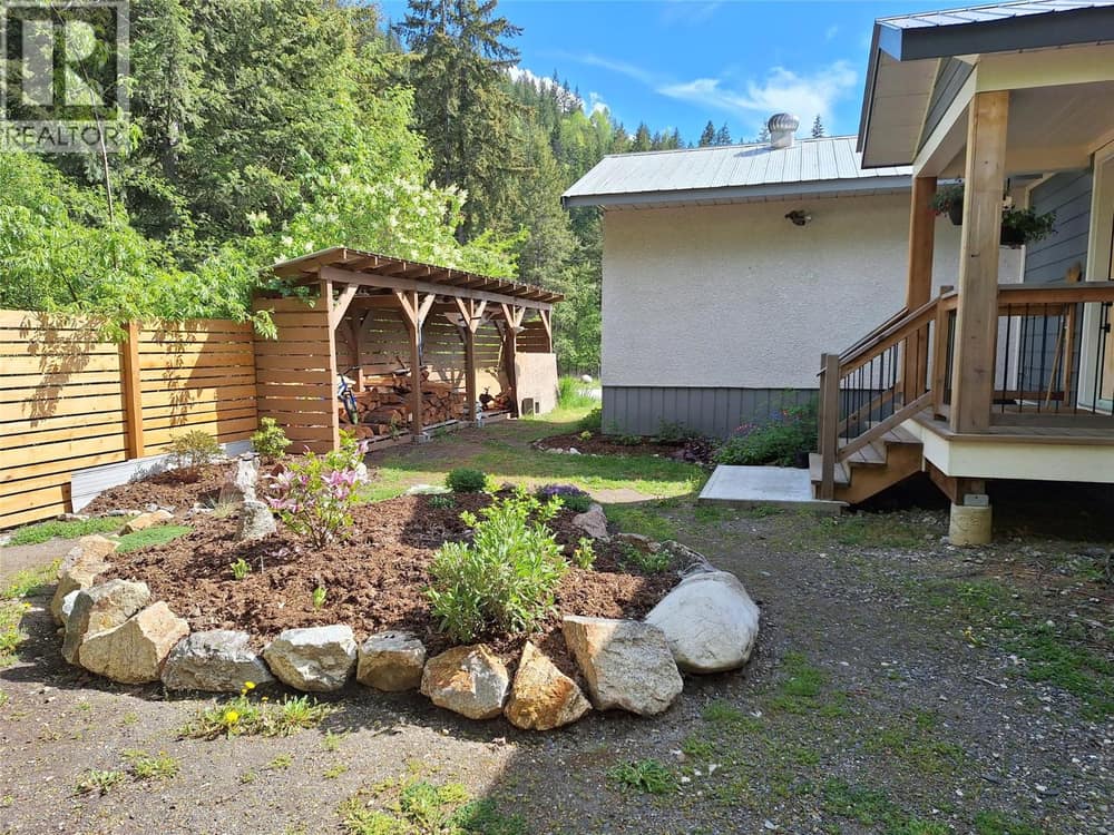 624 SLOCAN Avenue, New Denver