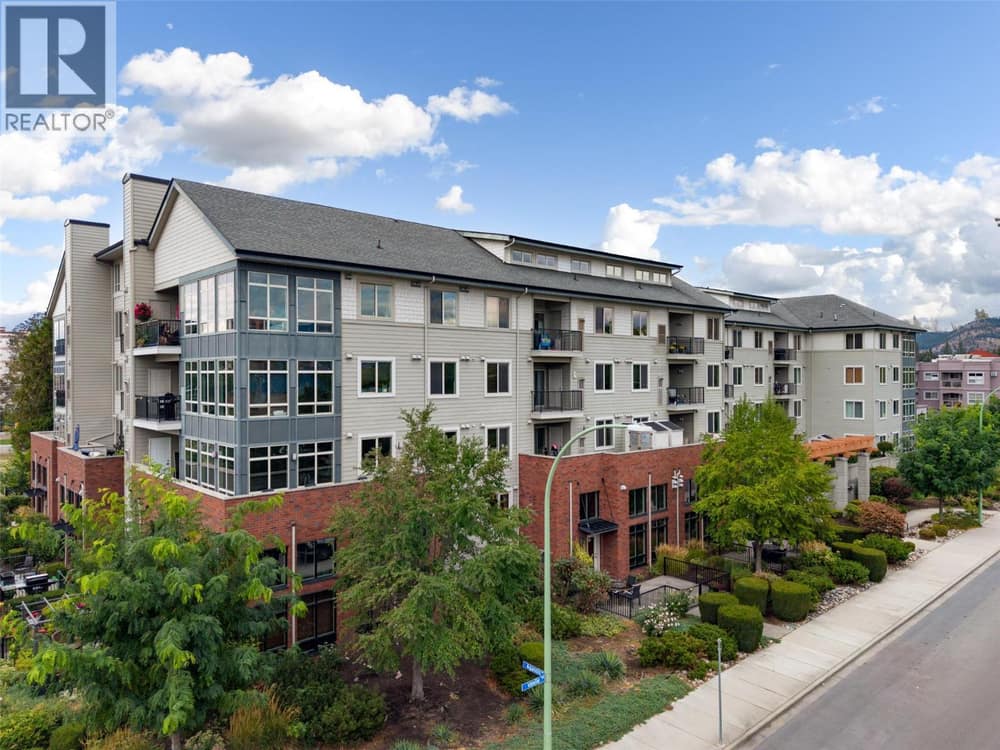 The Radius - walk to everything-shopping, restaurants, medical, movies and more!