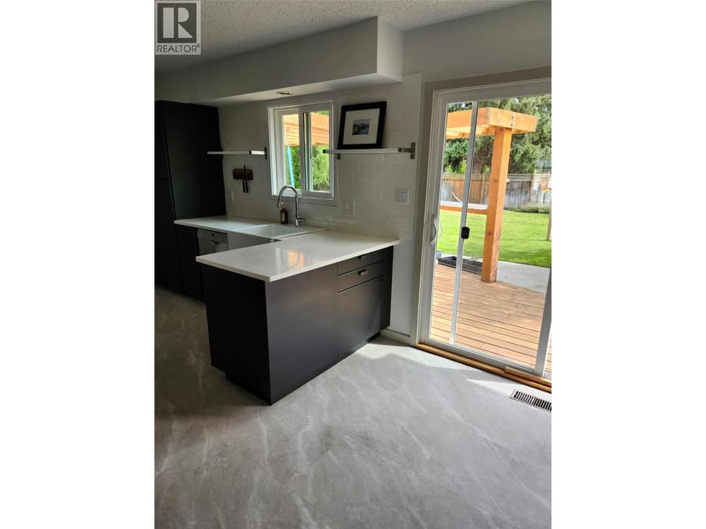 12261 Saunders Crescent, Summerland