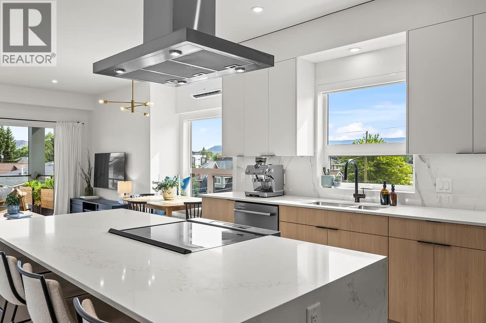 303-640 Wardlaw. Spacious 2 Bed + Den Condo in Pandosy Village