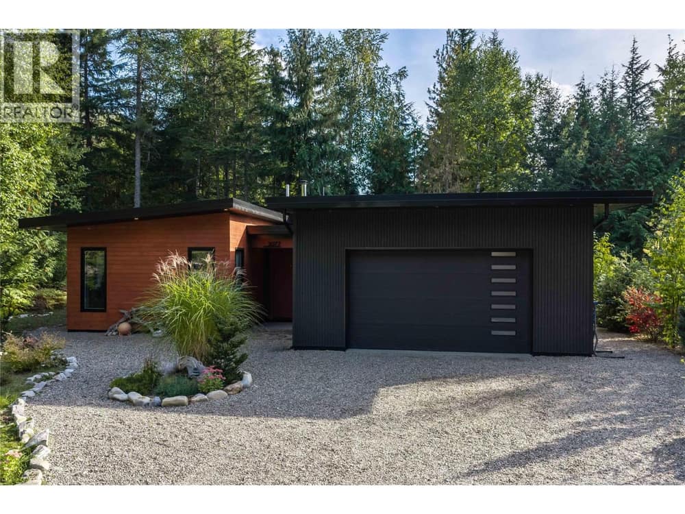2077 Uplands Road, Revelstoke