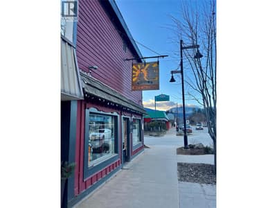 420 Broadway Street, Nakusp
