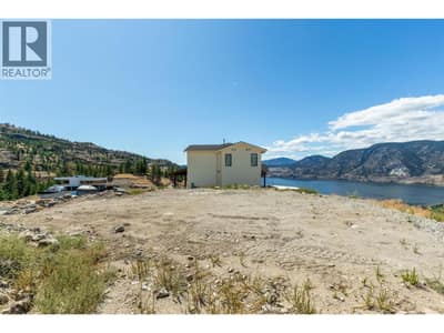 Surrounded by nature and overlooking the lake
