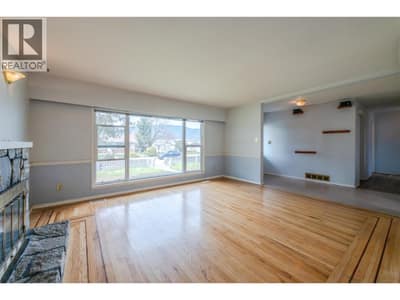 Living room unstaged