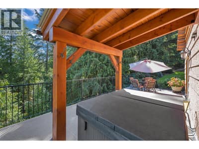 Hot tub on the deck!
