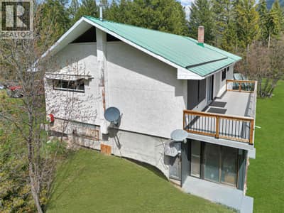 Walk out to the upper 32'x7' water-proof deck.