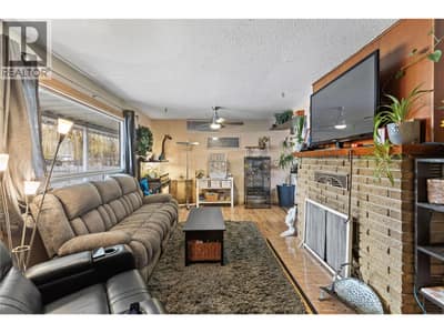 4359 Borthwick Avenue, Barriere