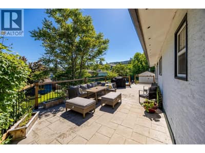 Large deck perfect for outdoor entertaining!