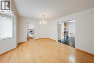 945 Thackeray Street, Warfield