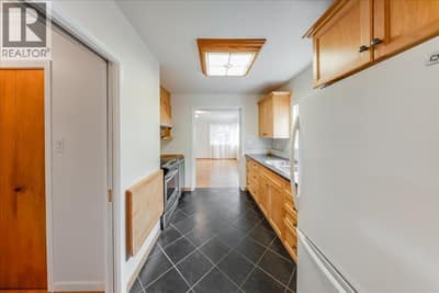 945 Thackeray Street, Warfield