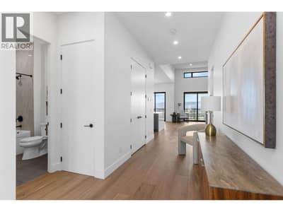 1042 Emslie Street, Kelowna