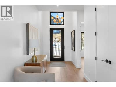 1042 Emslie Street, Kelowna