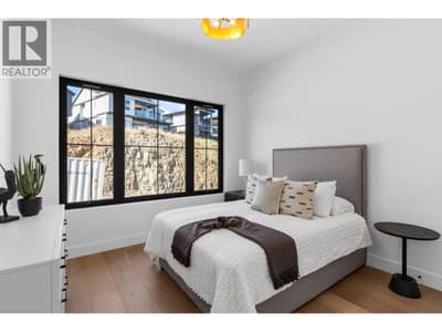 1042 Emslie Street, Kelowna