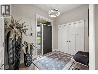 Bright entry way with lots of storage