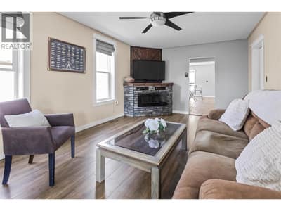 1640 Ode Road, Christina Lake