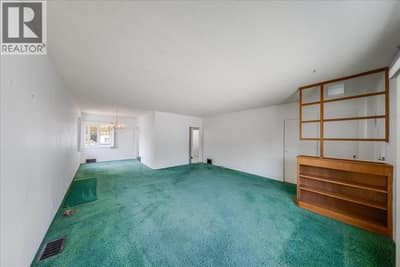 916 Thackeray Street, Warfield
