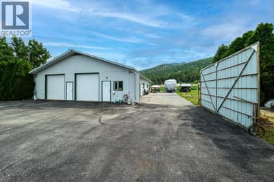 Enormous 40' x 80' Shop. 2 x roll-up doors on the front, and 1 more on the side.