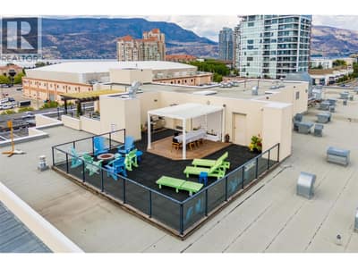Enjoy the complex's private rooftop patio!