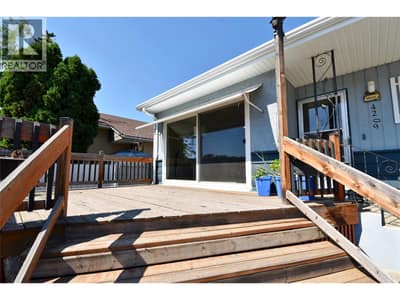 Great 15X14 front deck with retractable sun shade