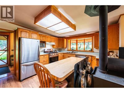 541 Bear Road, Salmo