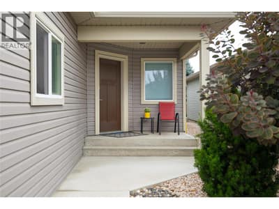 Welcoming entry way, and only 2 steps to enter your new home