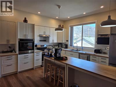 421 9th Avenue, Keremeos