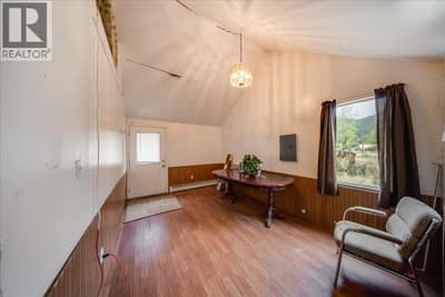 1427 Airport Road, Salmo
