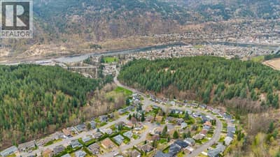 2455 Colin Crescent, Trail