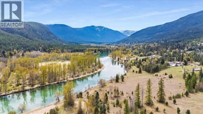 Two minute walk to the Slocan River.