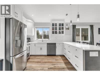 Natural light from all angles and plenty of cupboard space