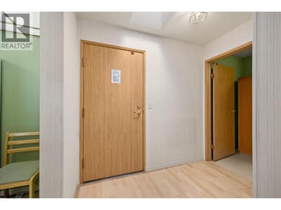 Top floor brings in the natural light!