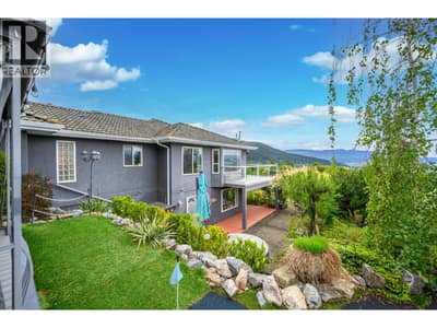 lovely & very private yard space with hot tub