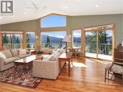Living room, vaulted ceilings and windows optimize the incredible views.
