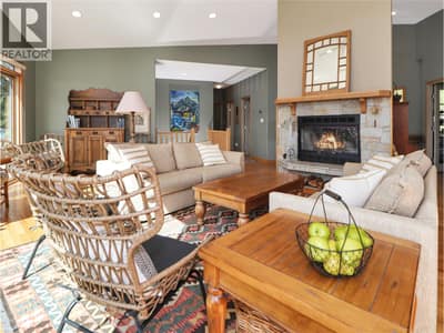 Real wood fireplace.  Flames are virtually staged.