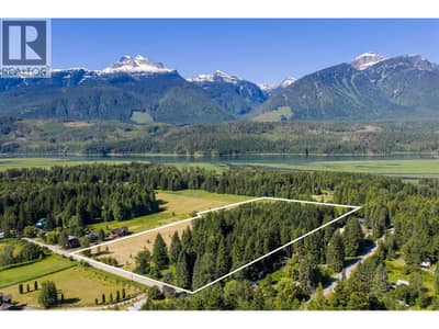 Beautiful setting amongst the Monashee Mountain Range