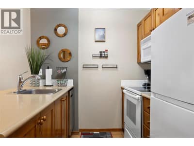 3190 CREEKSIDE Way Unit# 215, Kamloops