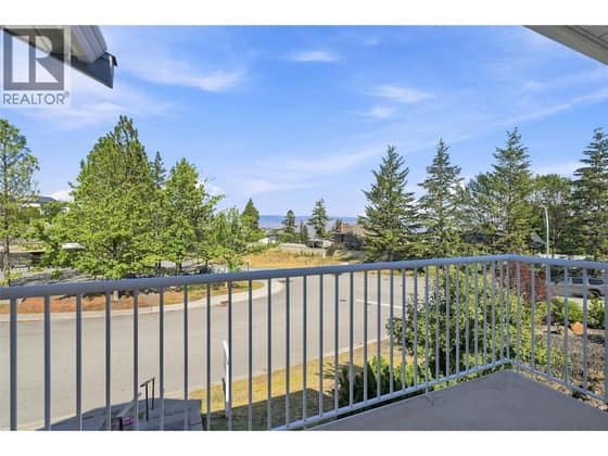913 GREYSTONE Crescent
