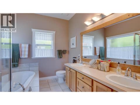 Ensuite with soaker at 667 Mt York Drive, Middleton Mountain Coldstream