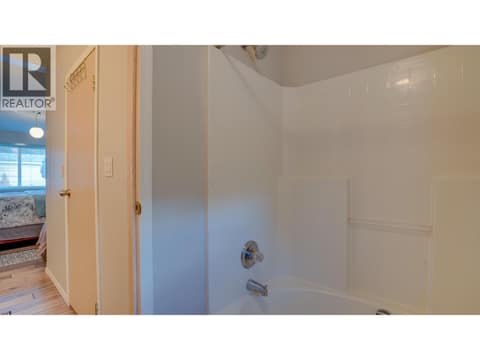 Ensuite bathroom includes full tub and shower. at 9510 Highway 97N Unit# 43, Swan Lake West, Vernon
